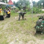 Budaya Kebersihan, Satgas TMMD Kodim Bojonegoro Potong Rumput Pos PAUD