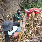Cegah Banjr, Satgas TMMD Kodim Bojonegoro Bersama Warga Bersih Bersih Sampah Selokan