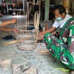 Tekad Kuat, Satgas TMMD Kodim Bojonegoro Bisa Merakit Sangkar Burung