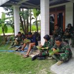 Satgas TMMD Kodim Bojonegoro Bersama Warga Nikmati Makan Nasi Alas Godong Jati