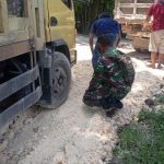 Amblas, Satgas TMMD Kodim Bojonegoro Dan Warga Bantu Dump Truk Pengangkut Material