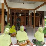 Bersama Jamaah Tahlil, Satgas TMMD Kodim Bojonegoro Sampaikan Imbauan Prokes
