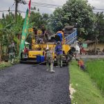 Penuh Semangat, Satgas TMMD Kodim Bojonegoro Geber Pengaspalan Jalan Ngrancang