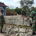 Satgas TMMD Kodim 0813 Bojonegoro Pasang Pondasi Jalan Paving