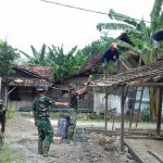 Turunkan Genteng Rumah Warga, Satgas TMMD Kodim Bojonegoro Kerahkan Pasukan