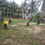 Bersama Pemuda Mekar Jaya, Satgas TMMD 110 Kodim 0415/BTH Bersihkan Lapangan Volley