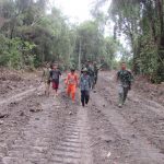 Prajurit TNI Ajak Anak-anak Desa Sungai Terap Bermain di Lokasi TMMD