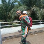 Penuh Kasih, Satgas TMMD 110 Kodim 0415/BTH Gendong Bocah Sampai ke Rumahnya