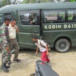 Anak-anak Sekolah Senang Tumpangi Mobdis Kodim 0415/BTH