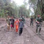 Pakai Topi TNI, Anak-anak Sungai Terap Bernyanyi Gembira