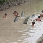Satgas TMMD Kodim 0415/BTH Nekat Berendam di Sungai untuk Evakuasi Kayu Balok