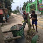 Jadi Penghalang Jalan, Satgas TMMD Kodim Bojonegoro Cabut Pohon
