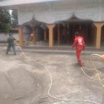Satgas TMMD Bersama PMI Bojonegoro Kompak Sterilkan Tempat Ibadah Di Kalongan