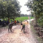 Kompak, Masyarakat Ngrancang Dan Satgas TMMD Kodim Bojonegoro Perbaiki Jalan