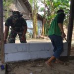 Personnel Satgas TMMD Kodim Bojonegoro Pasang Hebel Dinnding Program Aladin