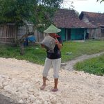 Warga Kramanan, Turut Andil Sukseskan TMMD Kodim Bojonegoro