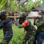 Gotong-Royong Pindahkan Rumah, Satgas Bersama Masyarakat Sukseskan TMMD Kodim Bojonegoro