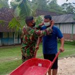 Satgas TMMD Kodim Bojonegoro Bagikan Masker Ke Warga Yang Bantu Bangun Jalan