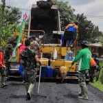 Tak Lelah, Warga Jatimulyo Terus Bantu Satgas TMMD Kodim Bojonegoro Bangun Jalan