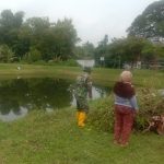 Bersihkan Embung, Satgas TMMD Kodim Bojonegoro Rawat Kelestarian Lingkungan