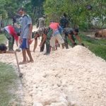 Perataan Batu Jalan, Satgas TMMD Kodim Bojonegoro Kerjasama Ratakan Dengan Warga