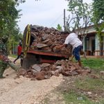 Satgas TMMD Kodim Bojonegoro Bantu Arahkan Penurunan Material Bangunan