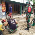 Komandan SSK Satgas TMMD Kodim Bojonegoro Pimpin Kerjakan Drainase