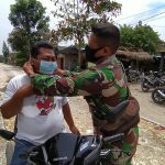 Putuskan Sebaran Covid-19, Satgas TMMD Kodim Bojonegoro Bagi Masker