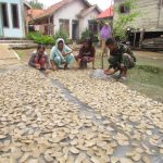Satgas 110 Kodim 0415/BTH Jemur Kerupuk Bersama Emak-emak Sungai Terap