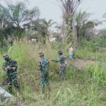 Pasca Pembukaan Akses Jalan, Satgas TMMD Kodim 0415/BTH Bantu Warga Benahi Kabel Listrik