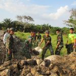 Satgas TMMD Kodim 0415/BTH Bersama Warga Sungai Terap Timbun Gorong-gorong