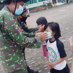 Cegah Covid-19, Satgas TMMD Kodim Bojonegoro Bersama Anak-Anak Terapkan Disiplin Prokes
