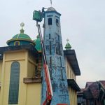 Satgas TMMD 110 Kodim 0415/BTH Cat Menara Masjid Baitul Muttaqin Sungai Terap