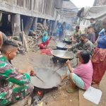 Satgas TMMD 110 Kodim 0415/BTH Bantu Emak-emak Buat Kue Tradisional