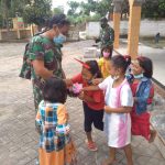 Jalin Kedekatan Dengan Anak Jatimulyo, Satgas TMMD Kodim Bojonegoro Bermain Bersama