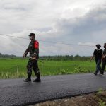 Dansatgas TMMD Kodim Bojonegoro Tinjau Proses Pengaspalan Jalan Desa Ngrancang