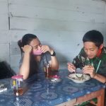 Keakraban Anggota Satgas TMMD Kodim Bojonegoro Dijeda Istirahat