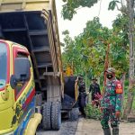 Pengaspalan Jalan Desa, Satgas TMMD Kodim Bojonegoro Lakukan Pengawalan