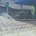 Bersama Masyarakat, Satgas TMMD Kodim Bojonegoro Gotong Royong Bangun Rumah
