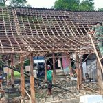 TMMD Kodim Bojonegoro Bantu Pengecatan Poskedes Ngrancang