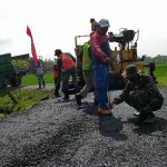 Bersama Masyarakat Ngrancang, Satgas TMMD Kodim Bojonegoro Ukur Pengaspalan Jalan