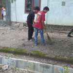 Bersama Remaja Masjid, Satgas TMMD Kodim Bojonegoro Bersih-Bersih