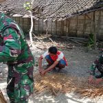 Anyam Alan-Alang, Satgas TMMD Kodim Bojonegoro Perbaiki Atap Poskamling