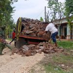 Untuk Pembangunan Jalan, Satgas TMMD Kodim Bojonegoro Dan Warga Kompak Turunkan Material