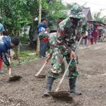 Berjibaku, Masyarakat Bersama Satgas TMMD Bojonegoro Ratakan Pasir