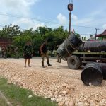 Persiapan Pengaspalan, Satgas TMMD Bojonegoro Tempatkan Aspal Di Pinggir Jalan