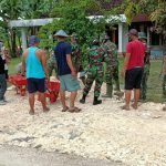 Tetap Semangat, Masyarakat Bersama Satuan Tugas TMMD Bojonegoro Kerjakan Perbaikan Jalan