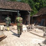 Satuan Tugas TMMD Bojonegoro Lanjutkan Proses Perbaikan Rumah Pak Tambar