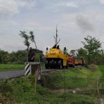 Cek Pengaspalan Jalan, Dansatgas Semangati Satgas TMMD Bojonegoro