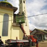 Satgas TMMD 110 Kodim 0415/BTH Cat Menara Mesjid Baitul Muttaqin Sungai Terap